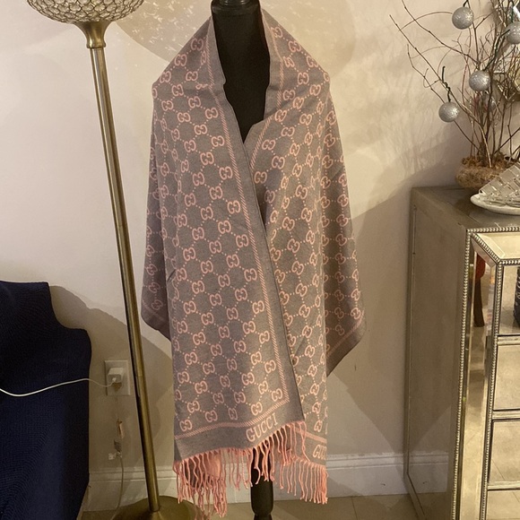 𝅺Gucci cashmere/silk wrap - Picture 1 of 7